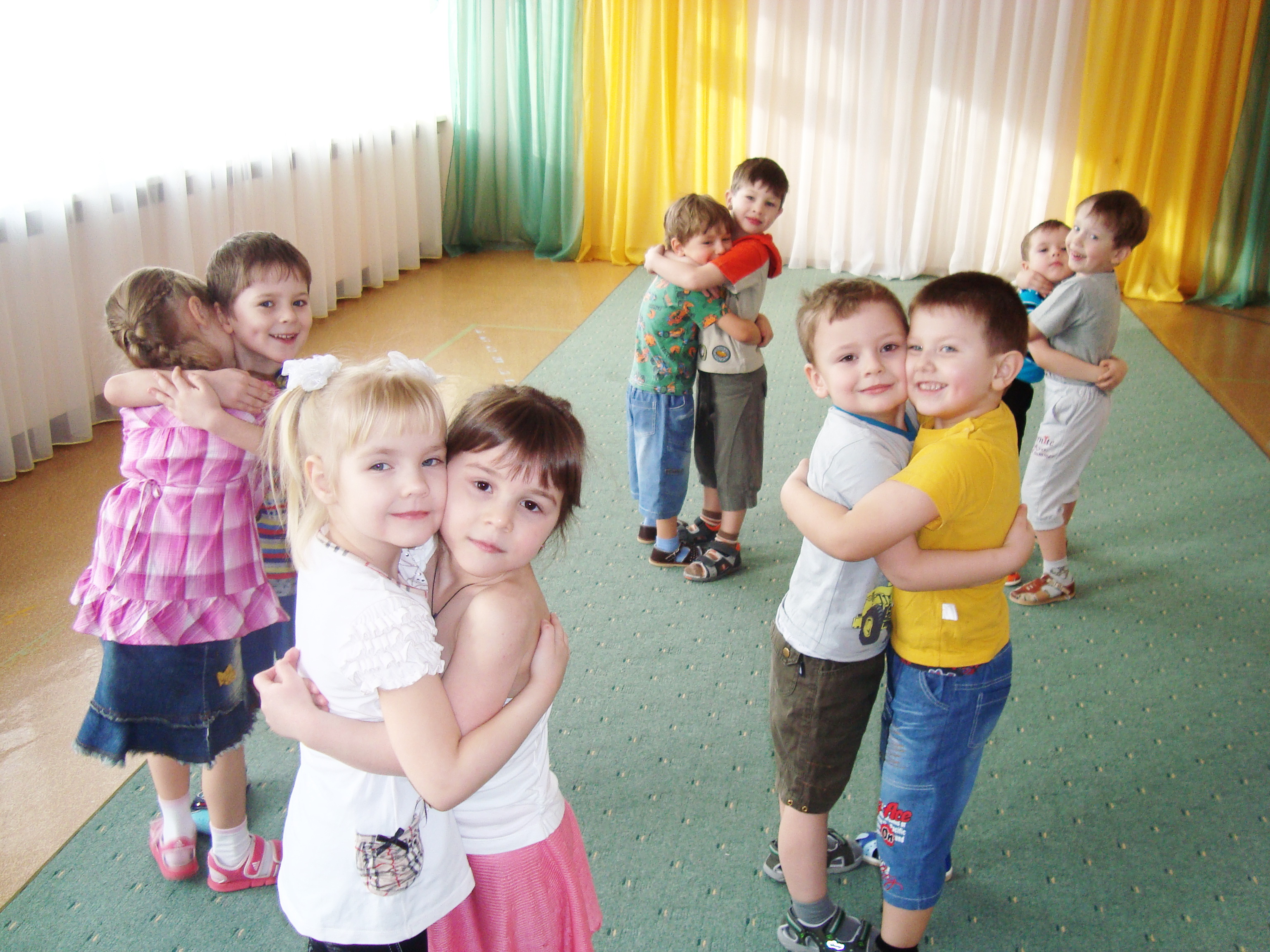 Психогимнастика занятия. Малыши в детском саду. Дети в саду. Дети в садике. Дети обнимаются в детском саду.