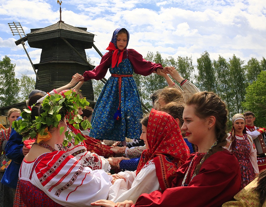 Традиционные празднования. Народный праздник Троица. Русские народные праздники Троица. Хоровод на Троицу. Русские народные гуляния на Троицу.