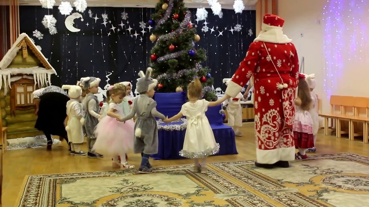 Новогодние детские сады видео. Новогодний утренник в детском саду младшая. Утренник в детском саду 3 года. Новогодний утренник в детском саду 3 года. Новогодний утренник в детском саду младшая группа.