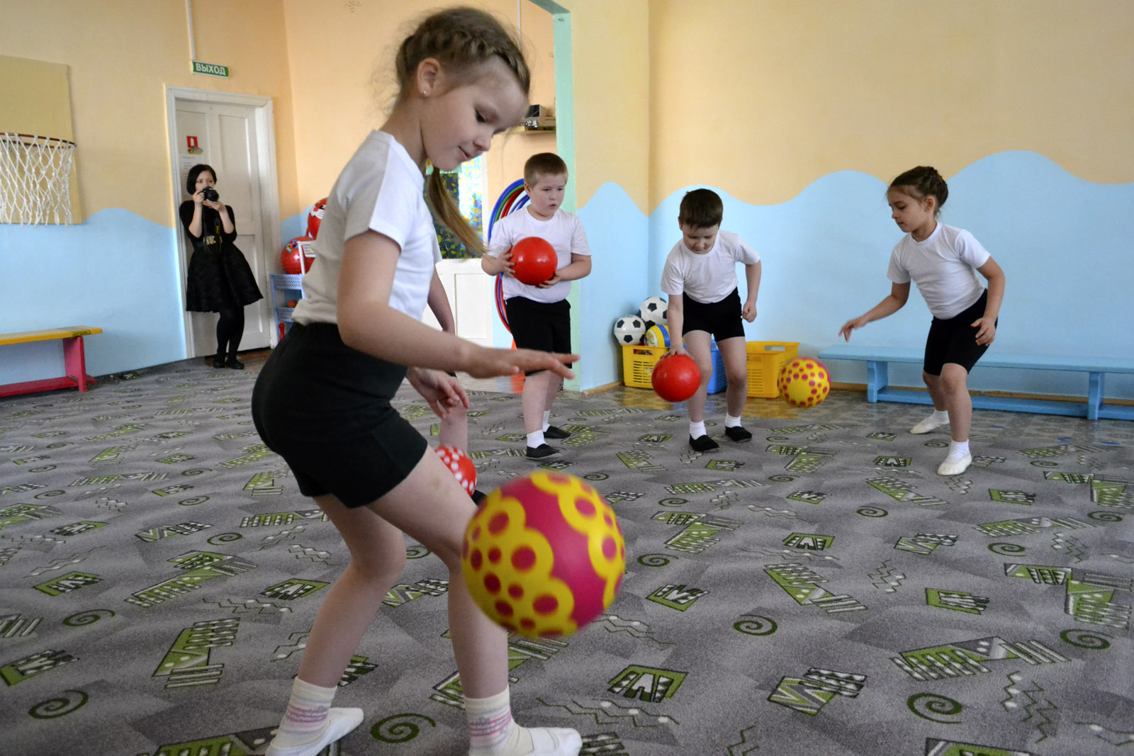 Игры с мячом с мамой. Игровые упражнения с мячом. Занятия на мяче в детском саду. Игровая физкультура для дошкольников. Упражнения с мячом в детском саду.